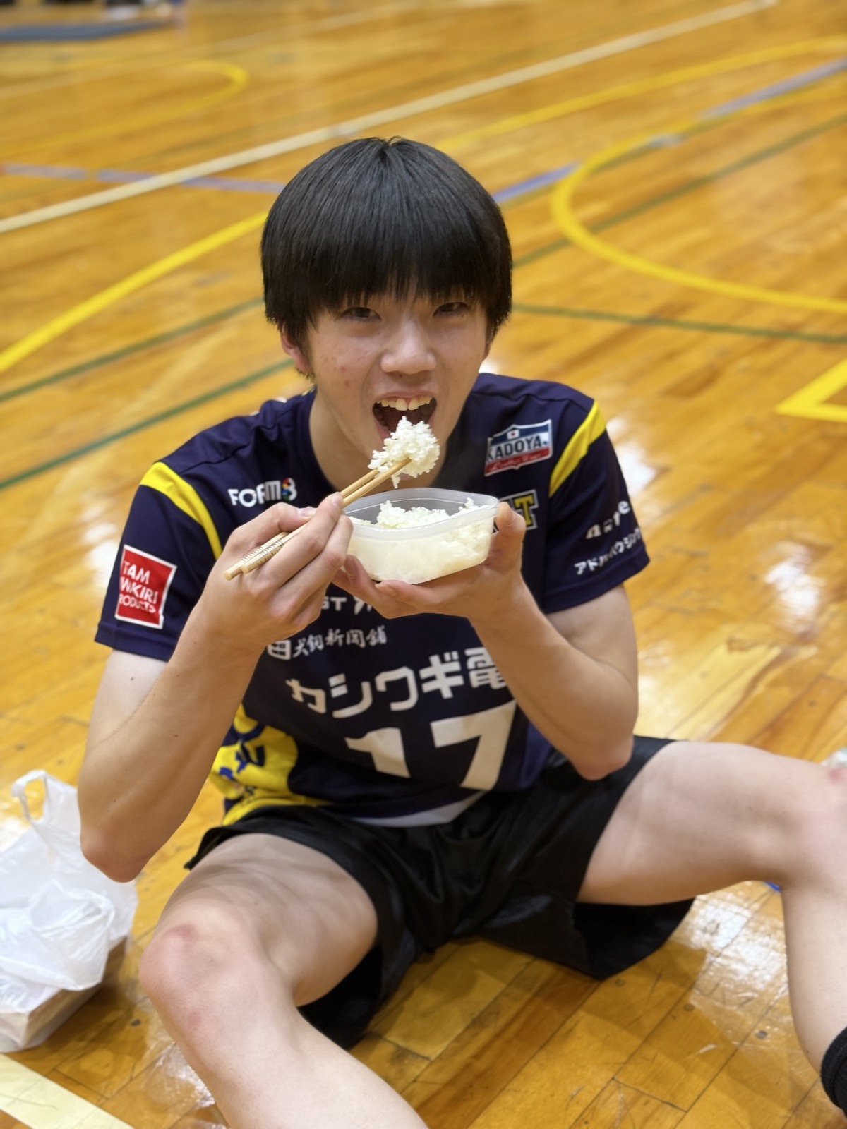 練習後にご飯を食べて栄養を補給する愛工大名電バレーボール部の選手