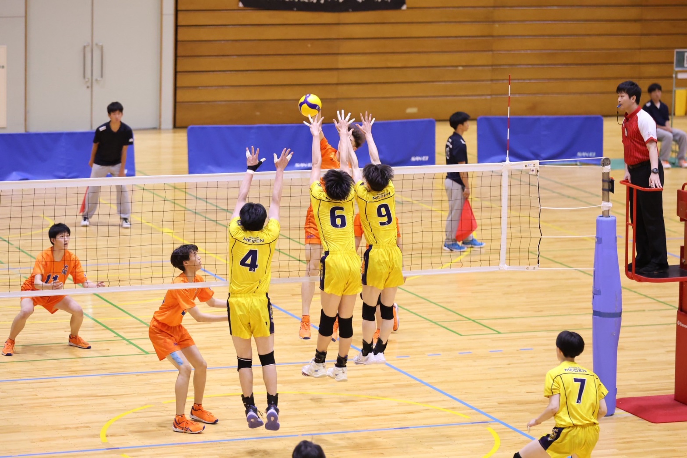 愛知県総体で相手の攻撃を3枚ブロックする愛工大名電の選手